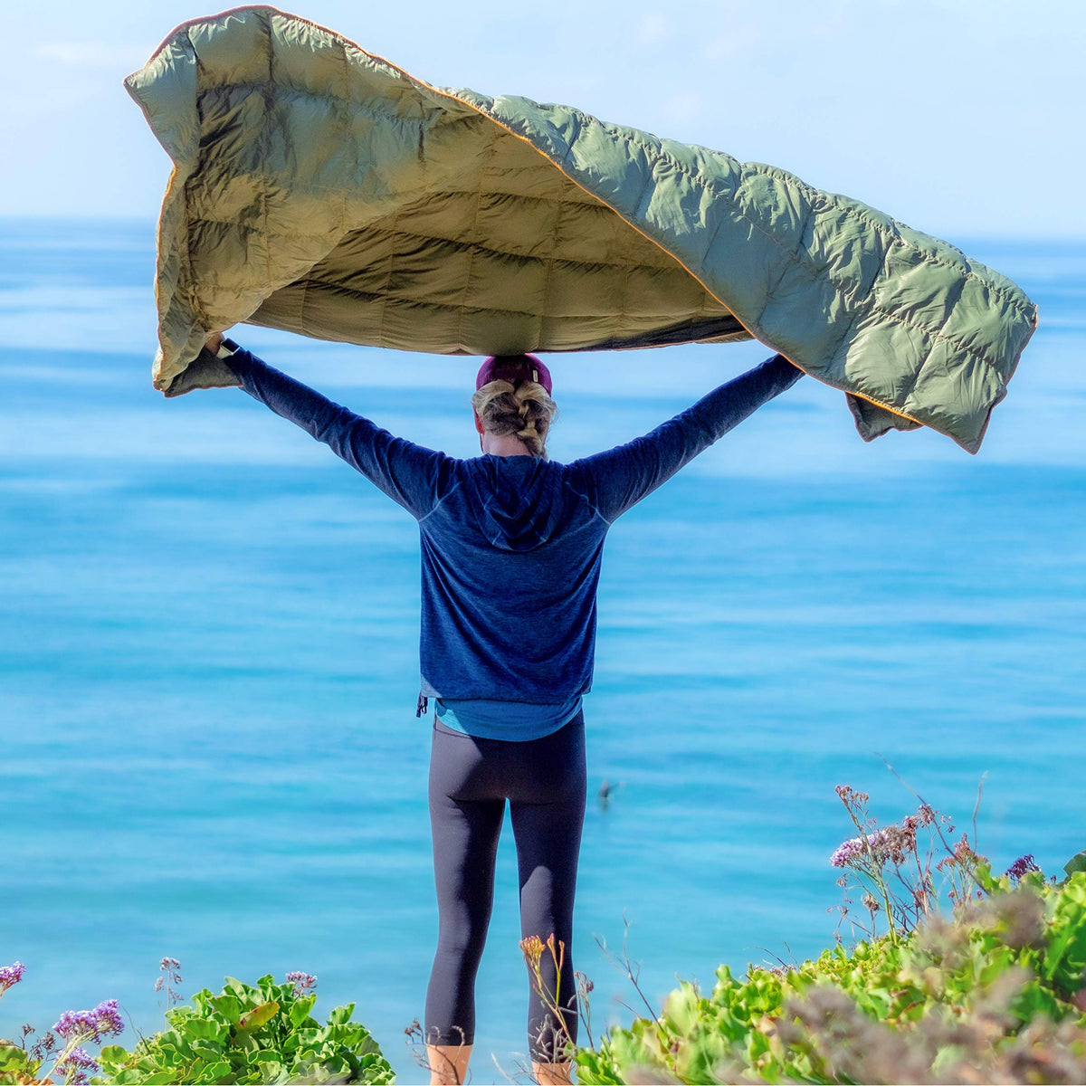 Get Out Gear Down Camping Blanket - Outdoor Lightweight Packable 650 Fill Power Down Blanket Compact Waterproof and Warm Backpacking Quilt for Camping Hiking Travel Hammock